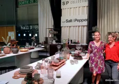 Lynne Verrijdt en Jennifer Congvlet van S|P Collection / Salt&Pepper. Op de tafel zijn een aantal nieuwe collecties te zien van S|P Collection: Ray, Arto en Fera.